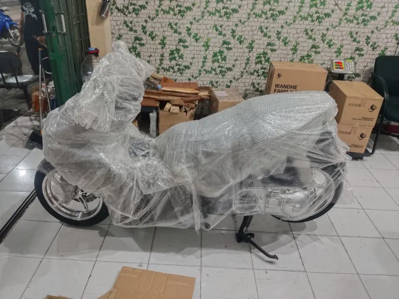 Motor dilapisi double bubble wrap di outlet J&T Cargo Jogja