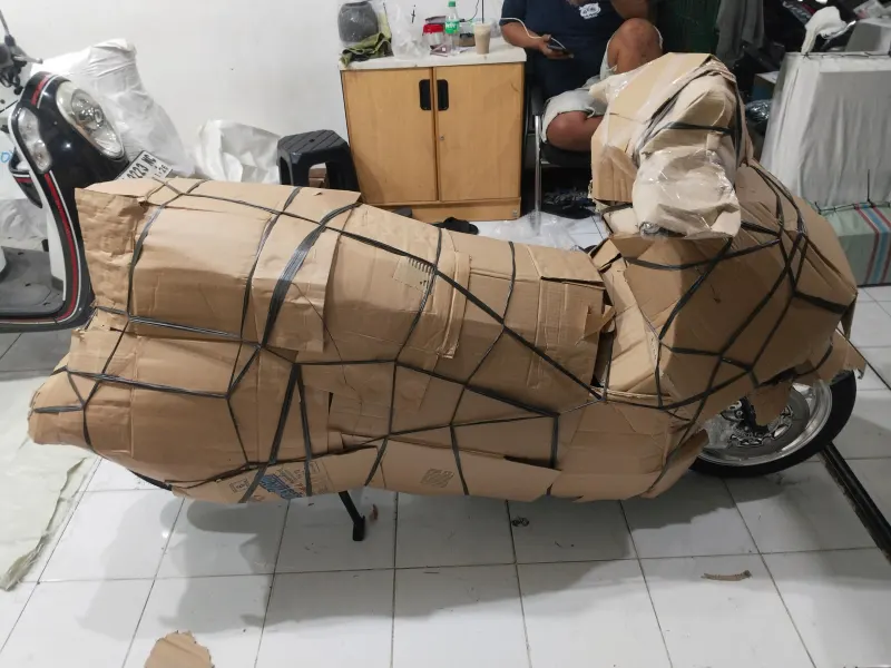 Motor ditambahkan kardus pengaman dan tali pengikat
